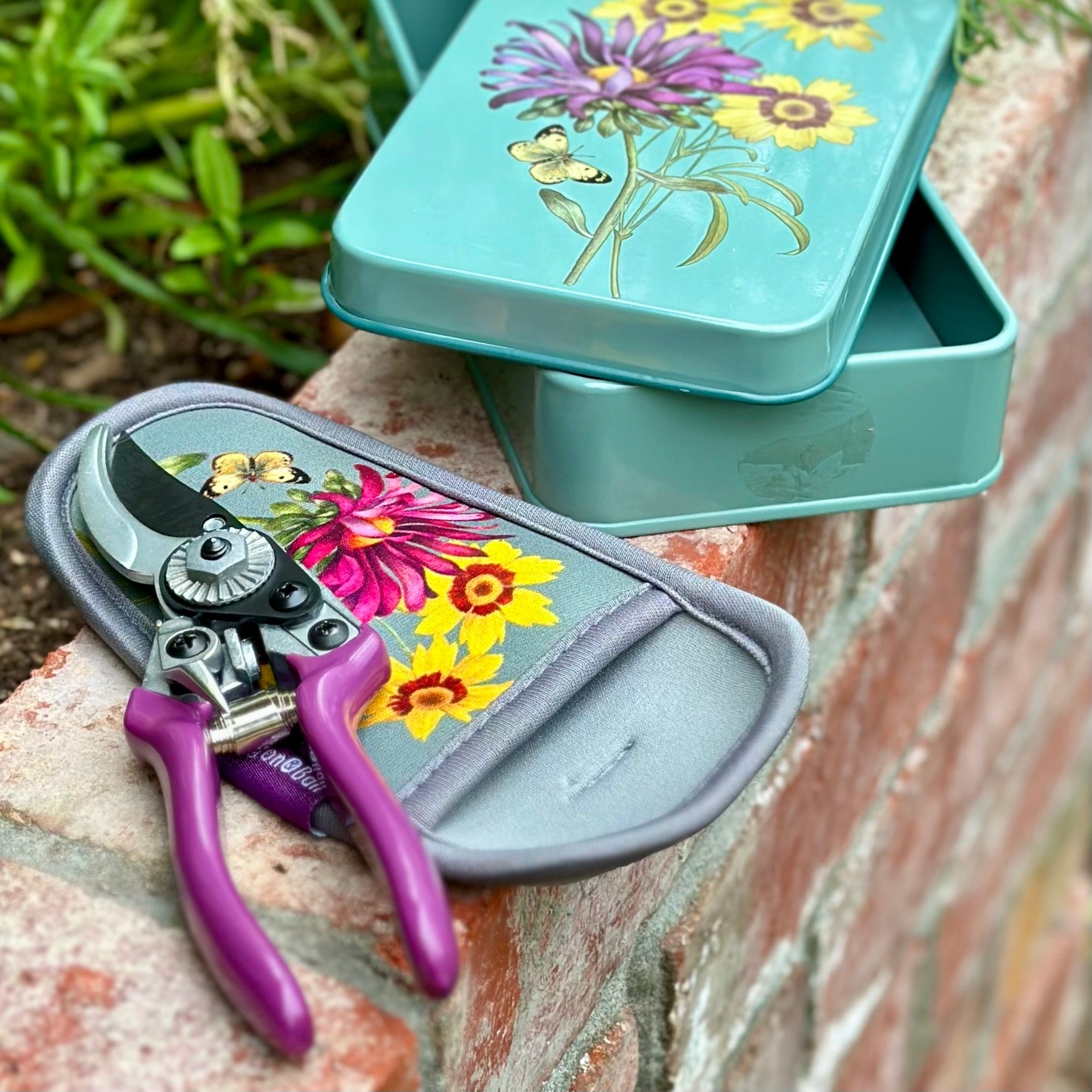 Burgon & Ball RHS 'Asteraceae Collection' Pruner and Holster Set - Hollyhock Hill